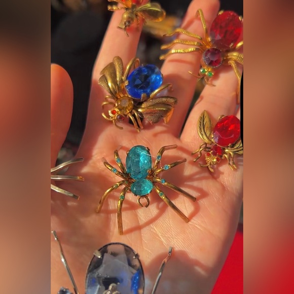 jhbrooches